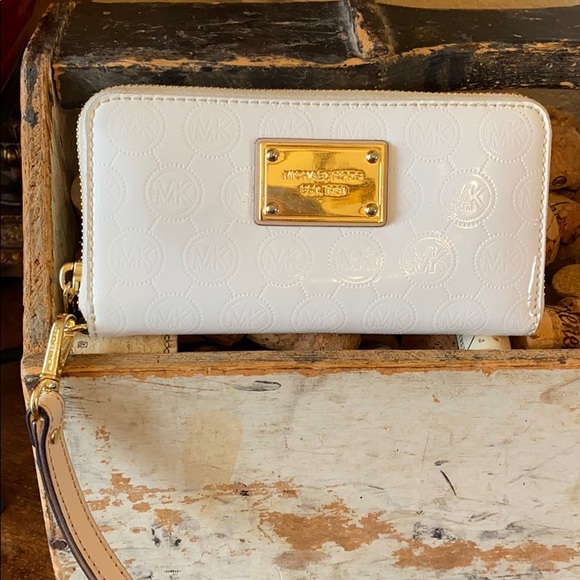 Michael Kors Handbags - Michael Kors Wallet/Wristlet